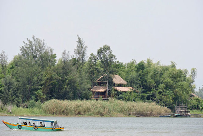 Du thuyền dạo quanh ốc đảo xanh Triêm Tây - Ảnh: Thanh Ly