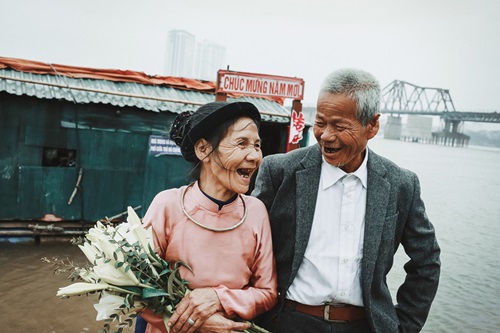 cặp vợ chồng già hạnh phúc bên nhau dù nghèo khó