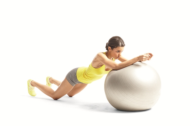 4 động tác giảm eo hiệu quả với bóng Yoga