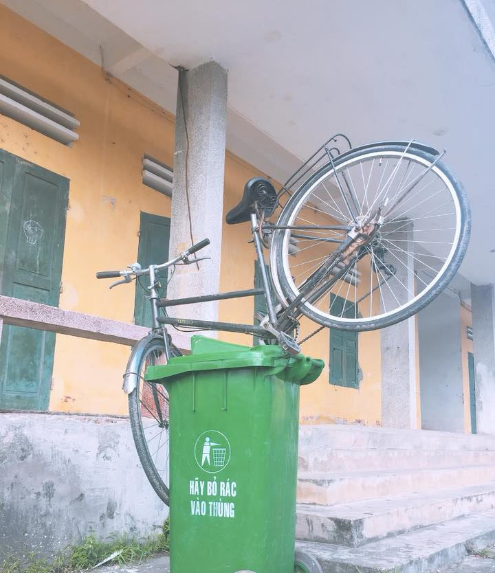 Chiếc xe đạp là tải sản quý trên đường đến trường vậy mà bị các bạn coi như là rác