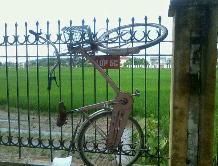 Treo xe đạp lên hàng rào